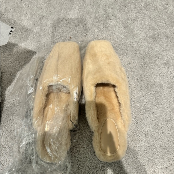 NWT weworewhat faux fur slipper - Picture 5 of 6